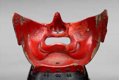Mempo-Samurai-Halbmaske aus lackiertem Eisen – Edo-Zeit (1603–1868).