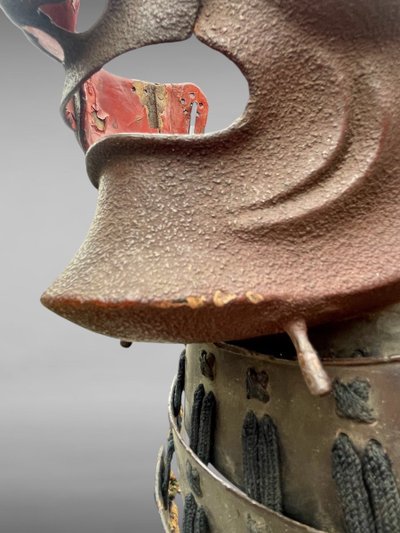 Mempo-Samurai-Halbmaske aus lackiertem Eisen – Edo-Zeit (1603–1868).