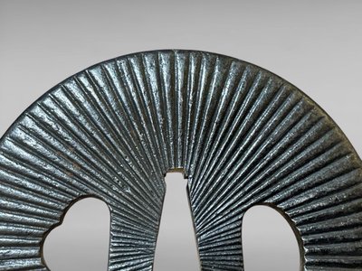 Tsuba Maru Gata in ferro battuto con motivo radiante - Periodo Edo (1603-1868).