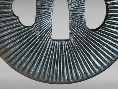 Tsuba Maru Gata in ferro battuto con motivo radiante - Periodo Edo (1603-1868).