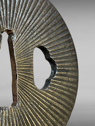 Tsuba Maru Gata in ferro battuto con motivo radiante - Periodo Edo (1603-1868).