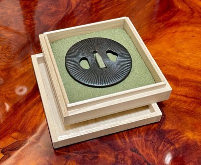 Tsuba Maru Gata in ferro battuto con motivo radiante - Periodo Edo (1603-1868).