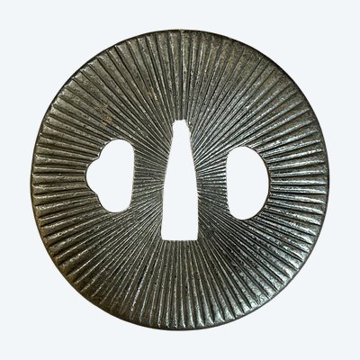 Tsuba Maru Gata in ferro battuto con motivo radiante - Periodo Edo (1603-1868).