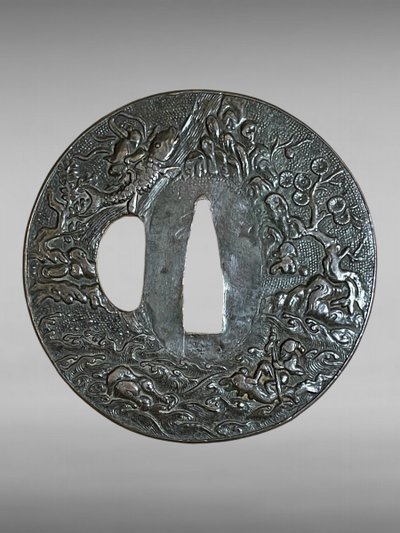 Tsuba Maru Gata in ferro battuto con due pescatori su sfondo Nanako - Periodo Edo (1603-1868)