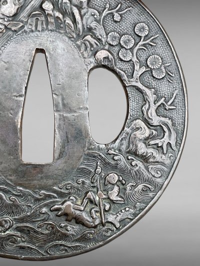 Tsuba Maru Gata in ferro battuto con due pescatori su sfondo Nanako - Periodo Edo (1603-1868)