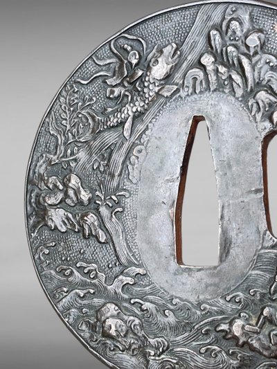 Tsuba Maru Gata in ferro battuto con due pescatori su sfondo Nanako - Periodo Edo (1603-1868)