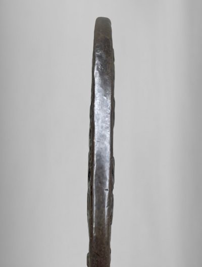 Tsuba Maru Gata in ferro battuto con due pescatori su sfondo Nanako - Periodo Edo (1603-1868)