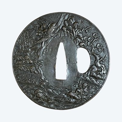 Tsuba Maru Gata in ferro battuto con due pescatori su sfondo Nanako - Periodo Edo (1603-1868)