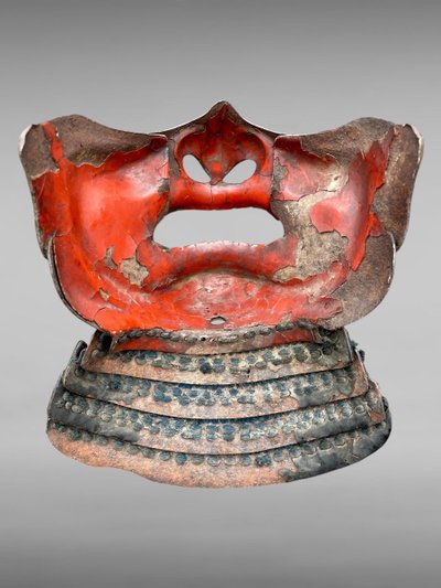 Maschera da samurai Mempo in ferro battuto - Periodo Edo (1603 - 1868).