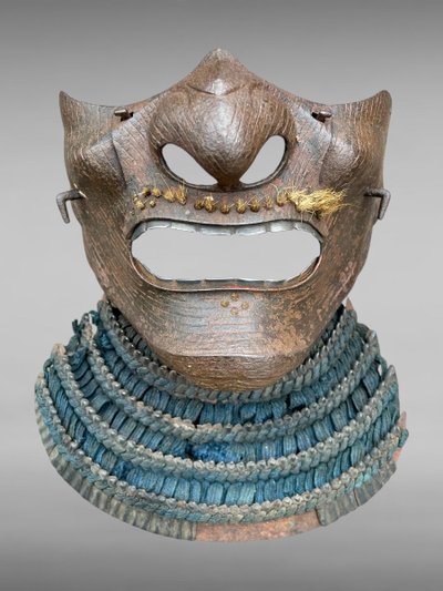 Maschera da samurai Mempo in ferro battuto - Periodo Edo (1603 - 1868).