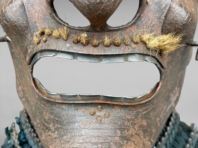 Maschera da samurai Mempo in ferro battuto - Periodo Edo (1603 - 1868).