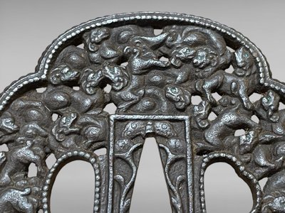 Tsuba mokko gata in ferro traforato e cesellato con decorazione shishi con il suo certificato.NBTHK Hozon