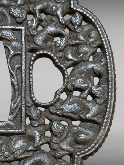 Tsuba mokko gata in ferro traforato e cesellato con decorazione shishi con il suo certificato.NBTHK Hozon