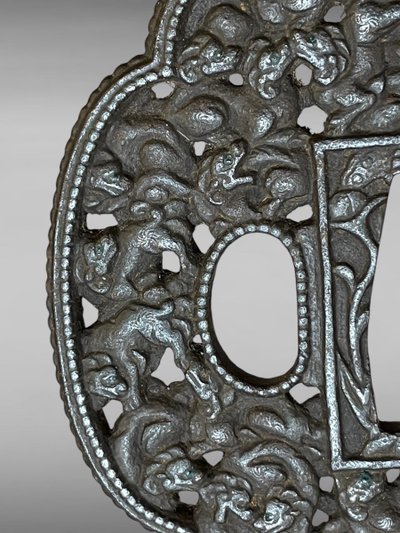 Tsuba mokko gata in ferro traforato e cesellato con decorazione shishi con il suo certificato.NBTHK Hozon