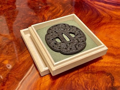 Tsuba mokko gata in ferro traforato e cesellato con decorazione shishi con il suo certificato.NBTHK Hozon
