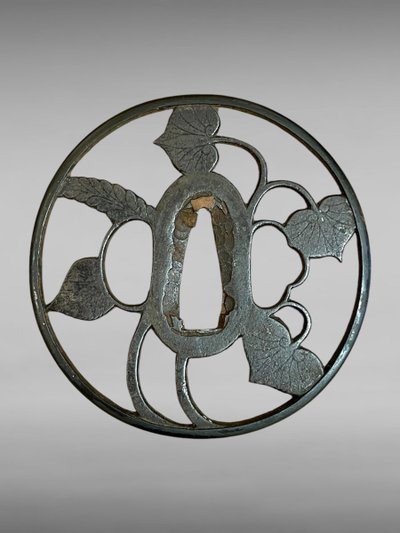 Tsuba maru gata in ferro traforato e cesellato con decorazione alcea con relativo certificato.NBTHK hozon tosogu