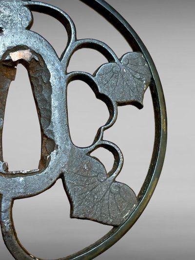 Tsuba maru gata in ferro traforato e cesellato con decorazione alcea con relativo certificato.NBTHK hozon tosogu