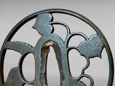 Tsuba maru gata in ferro traforato e cesellato con decorazione alcea con relativo certificato.NBTHK hozon tosogu