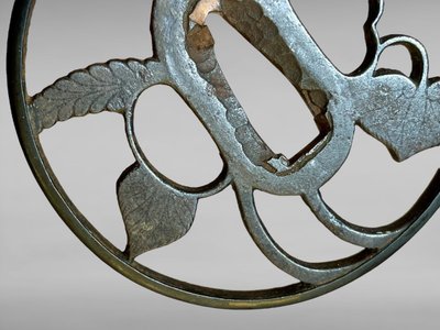 Tsuba maru gata in ferro traforato e cesellato con decorazione alcea con relativo certificato.NBTHK hozon tosogu