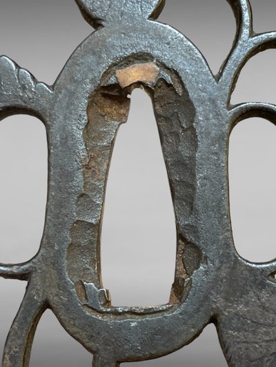 Tsuba maru gata in ferro traforato e cesellato con decorazione alcea con relativo certificato.NBTHK hozon tosogu