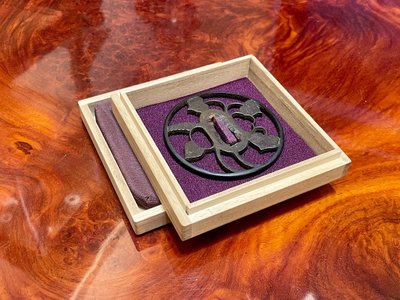 Tsuba maru gata in ferro traforato e cesellato con decorazione alcea con relativo certificato.NBTHK hozon tosogu