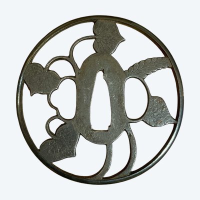 Tsuba maru gata in ferro traforato e cesellato con decorazione alcea con relativo certificato.NBTHK hozon tosogu