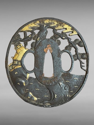 Daisho of tsubas maru gata decorated with Chinese characters under the pines.