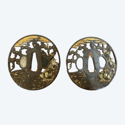 Daisho of tsubas maru gata decorated with Chinese characters under the pines.