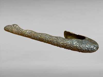 Montatura a sciabola, sei elementi in suite in argento massiccio con decoro a onde spumeggianti.