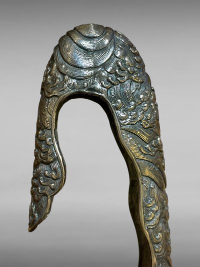 Montatura a sciabola, sei elementi in suite in argento massiccio con decoro a onde spumeggianti.