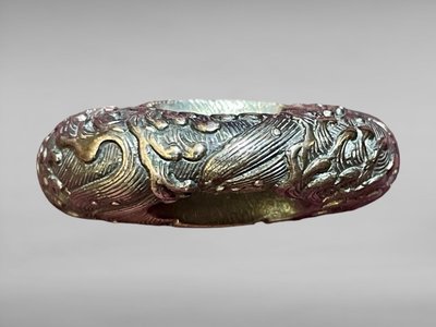 Montatura a sciabola, sei elementi in suite in argento massiccio con decoro a onde spumeggianti.