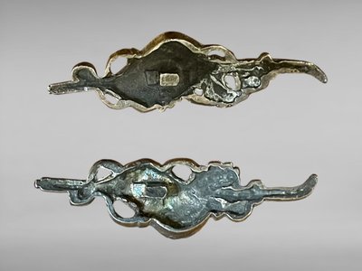 Montatura a sciabola, sei elementi in suite in argento massiccio con decoro a onde spumeggianti.