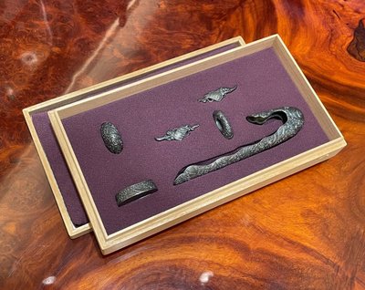 Montatura a sciabola, sei elementi in suite in argento massiccio con decoro a onde spumeggianti.