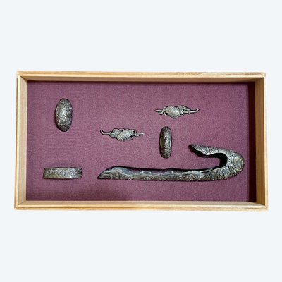 Montatura a sciabola, sei elementi in suite in argento massiccio con decoro a onde spumeggianti.