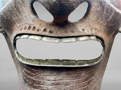 Maschera da samurai Mempo in ferro battuto - Inizio del periodo Edo (1603 - 1868).