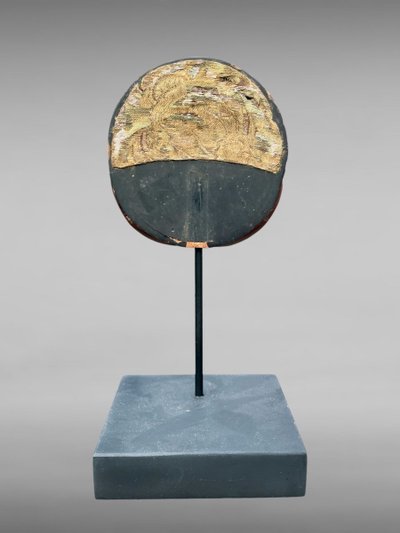 Geschnitztes hölzernes Maetate mit der Darstellung eines Oni – Edo-Zeit (1603–1868).