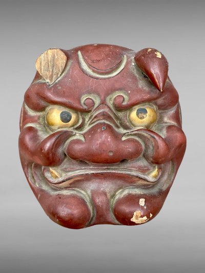 Geschnitztes hölzernes Maetate mit der Darstellung eines Oni – Edo-Zeit (1603–1868).