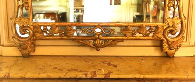 Specchio in legno dorato con rami di vite