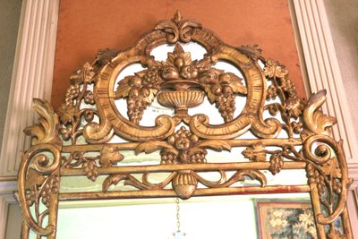 Specchio in legno dorato con rami di vite