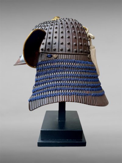 Kabuto da samurai in ferro battuto con rivetti a 34 strati del clan Asano - Periodo Edo (1603-1868).