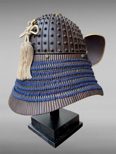 Kabuto da samurai in ferro battuto con rivetti a 34 strati del clan Asano - Periodo Edo (1603-1868).
