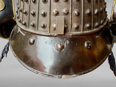 Kabuto da samurai in ferro battuto con rivetti a 34 strati del clan Asano - Periodo Edo (1603-1868).