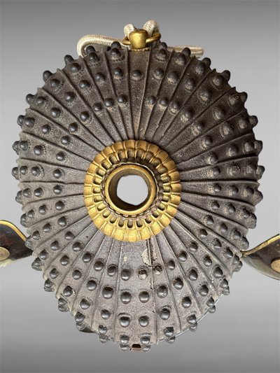 Kabuto da samurai in ferro battuto con rivetti a 34 strati del clan Asano - Periodo Edo (1603-1868).