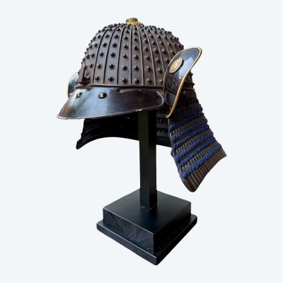 Kabuto da samurai in ferro battuto con rivetti a 34 strati del clan Asano - Periodo Edo (1603-1868).