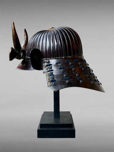 Kabuto da samurai in ferro battuto a 43 stecche del clan Matsunaga - Periodo Edo (1603-1868).