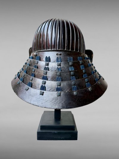 Kabuto da samurai in ferro battuto a 43 stecche del clan Matsunaga - Periodo Edo (1603-1868).
