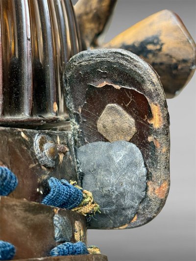Kabuto da samurai in ferro battuto a 43 stecche del clan Matsunaga - Periodo Edo (1603-1868).
