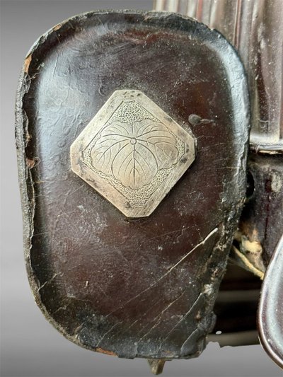 Kabuto da samurai in ferro battuto a 43 stecche del clan Matsunaga - Periodo Edo (1603-1868).