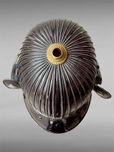 Kabuto da samurai in ferro battuto a 43 stecche del clan Matsunaga - Periodo Edo (1603-1868).