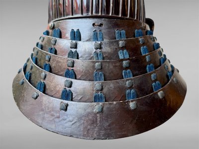 Kabuto da samurai in ferro battuto a 43 stecche del clan Matsunaga - Periodo Edo (1603-1868).
